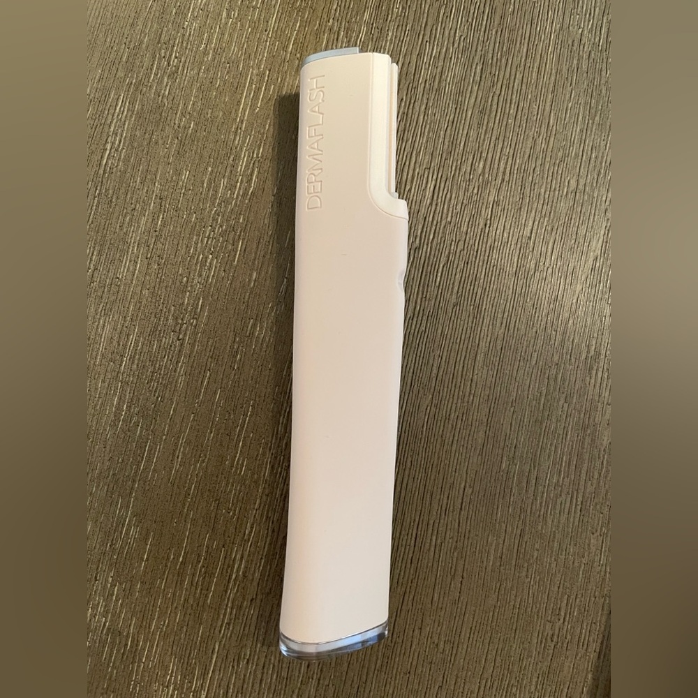 DERMAFLASH LUXE+ Sonic Dermaplaning device